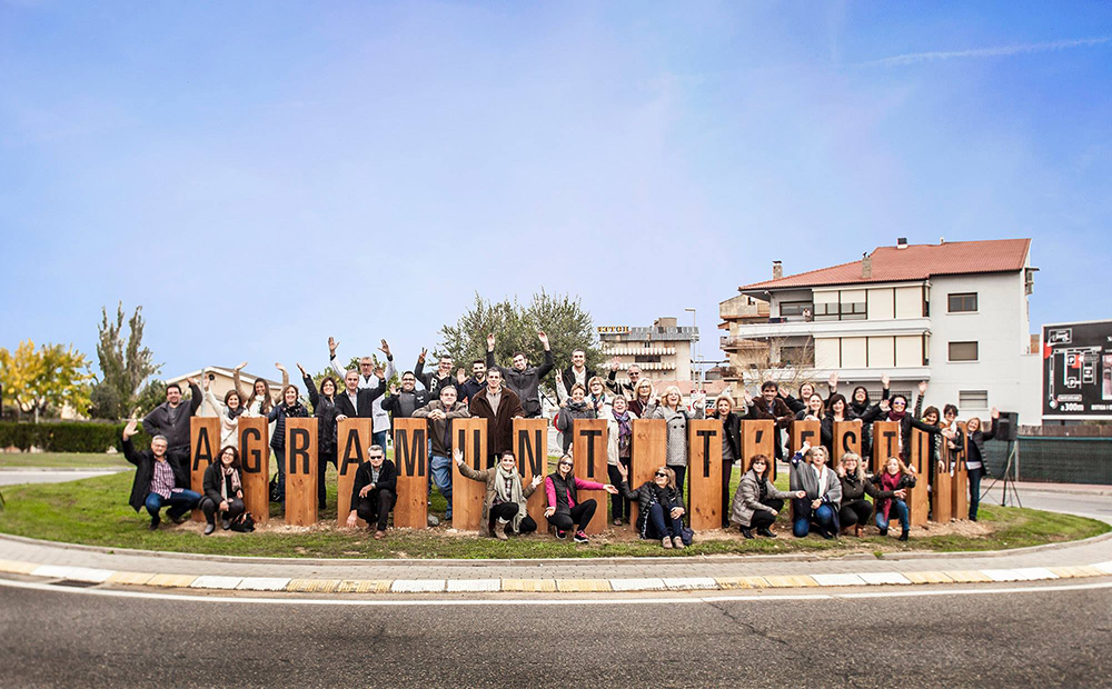 Rotonda d’Agramunt amb el lema de la campanya 'Agramunt t’estima'